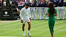 Novak Djokovi si jde pevzít trofej pro poraeného finalistu Wimbledonu.