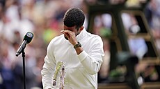 Smutnící Novak Djokovi po prohe ve finále Wimbledonu