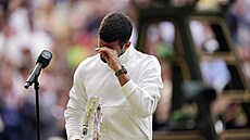 Smutnící Novak Djokovi� po proh�e ve finále Wimbledonu