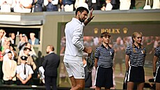 Novak Djokovi dkuje fanoukm za podporu po prohraném finále Wimbledonu.