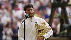Carlos Alcaraz s trofejí pro vítze Wimbledonu