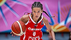 �eská juniorská reprezentantka Charlotte Velichová táhne útok.