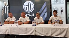 Dynamo eské Budjovice na pedsezónní tiskové konferenci. Zleva trenéi Marek...