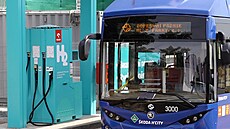 Do ulic Prahy vyráí vodíkový autobus mstské hromadné dopravy.