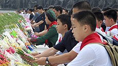 Severokorejci vzdávají hold sochám zesnulých vdc Kim Ir-sena a Kim ong-ila...