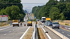 D�lníci dokon�ují detaily na rekonstruovaném p�ivad��i k dálnici D5 u Ky�ic...