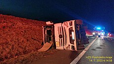 Pi nehod cisterny s palivem na Tachovsku zaal s protrené komory vytékat...