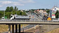 Zaaly opravy vozovky na rondelu nad Karlovarskou ulicí v Plzni. (17. 7. 2023)