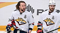 Brendan Leipsic (vlevo) jet v dresu Magnitogorsku v KHL.
