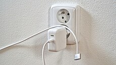 Adaptér má dva USB-C konektory, d�lí se o nabíjecí výkon 35 W. 