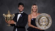 Vítzové Wimbledonu Carlos Alcaraz a Markéta Vondrouová (Londýn, 16. ervence...
