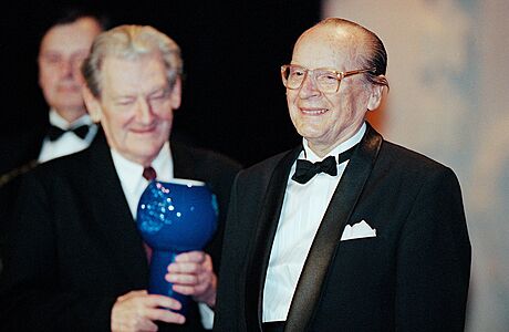Svatopluk Bene (vpravo) pi pebírání Zvlátní Ceny Thálie (1997)