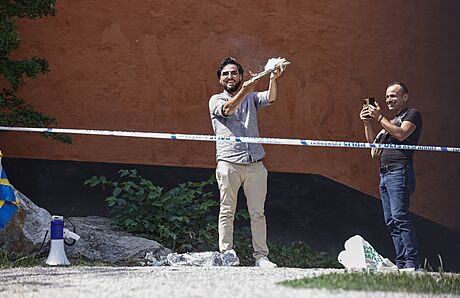 Ve Stockholmu zapálil irácký migrant korán, jindy  po nm lapal.
