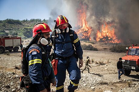 Ohni tváí v tvá. etí hasii u msteka Vati na ostrov Rhodos elí katastrof dosud nepedstavitelných rozmr.