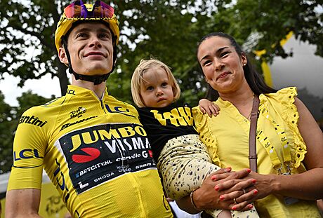 Jonas Vingegaard slaví celkové vítzství na Tour de France spolen s rodinou.