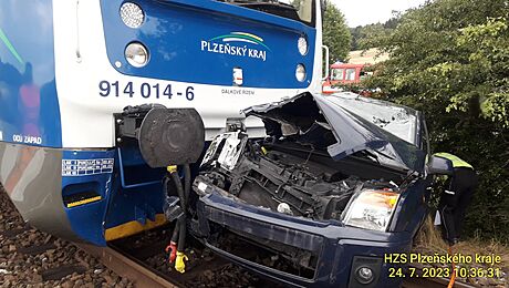 Nehoda na eleznici. V Binách na Klatovsku narazil vlak do osobního auta....