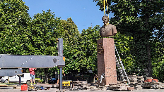 V ukrajinském mst Kamjanske odstranili sochu Leonida Brenva. (27. ervence...