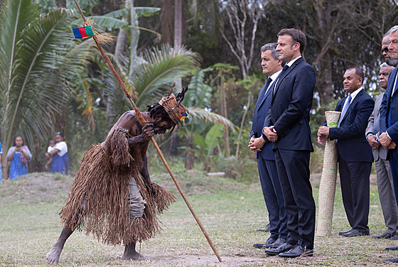 Emmanuel Macron a domorodí taneníci v Touho na severu Nové Kaledonie (25....