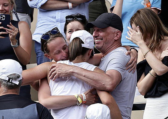 Tenistka Iga wiateková (uprosted) slaví tetí triumf na Roland Garros s...