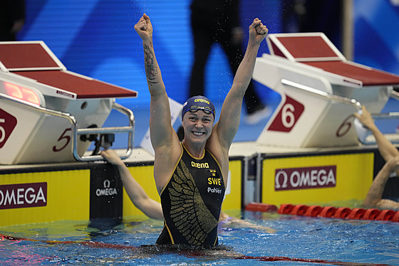 védka Sarah Sjöströmová se raduje poté, co v semifinále MS zaplavala svtový...