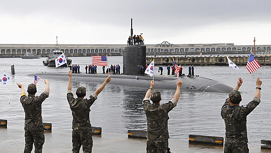 Americká ponorka na jaderný pohon Annapolis na jihokorejské námoní základn na...