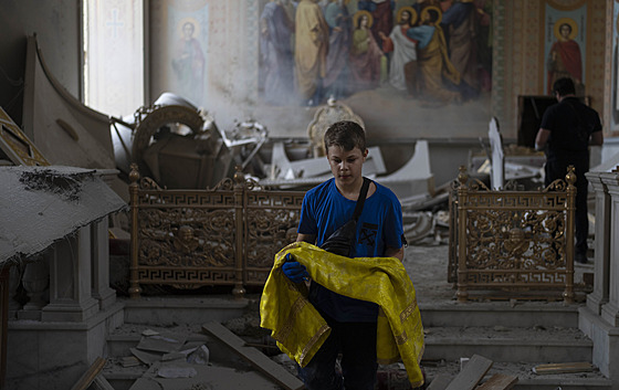 Lidé uklízejí v chrámu Promnní Pán v ukrajinské Odse poté, co ho zasáhly...