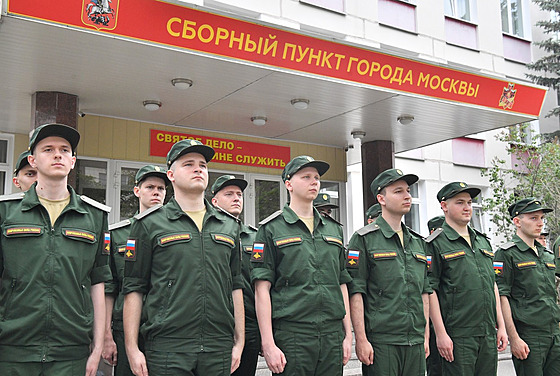 Branci u moskevské náborové kanceláe ped odjezdem na vojenskou slubu. (7....