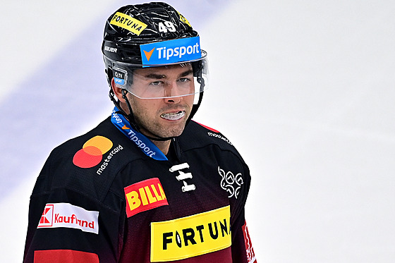 Hokejový útoník Dominik Simon jet v dresu praské Sparty