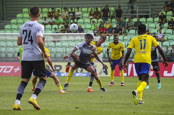 Zlínský obránce Jakub Kolá� (28) brání karvinského úto�níka Luckyho Ezeha.