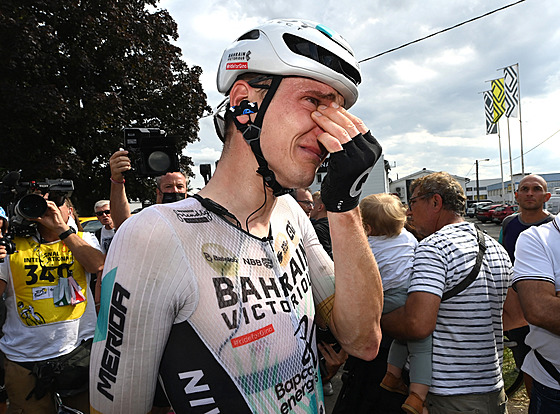 Dojatý slovinský cyklista Matej Mohori po vítzství v 19. etap Tour de France