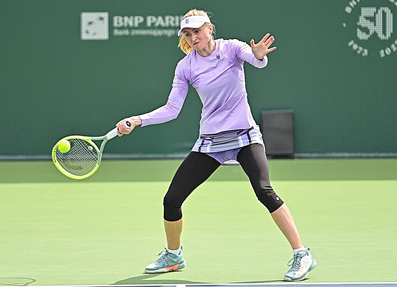 Bloruská tenistka Aljaksandra Sasnoviová hraje forhend na turnaji ve Varav.