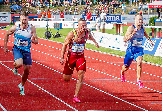 Jan Veleba (uprosted) vítzí ve sprintu na 100 metr na atletickém mistrovství...