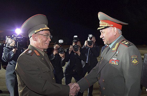 Ruský ministr obrany Sergej ojgu (vpravo) ve stedu picestoval do Severní...