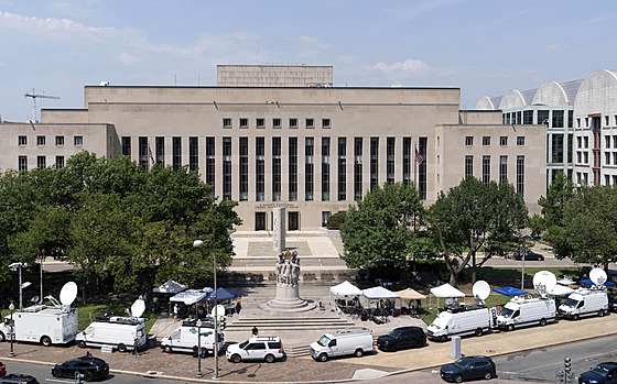 Televizní táby ped federálním soudem ve Washingtonu, kde zasedá velká porota...