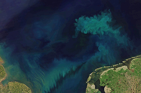 Pro sledování zm�n barvy oceán� v�dci analyzovali m��ení barvy po�ízená...