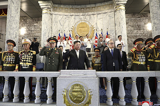 Severokorejský vdce Kim ong-un, len politbyra komunistické strany íny Li...