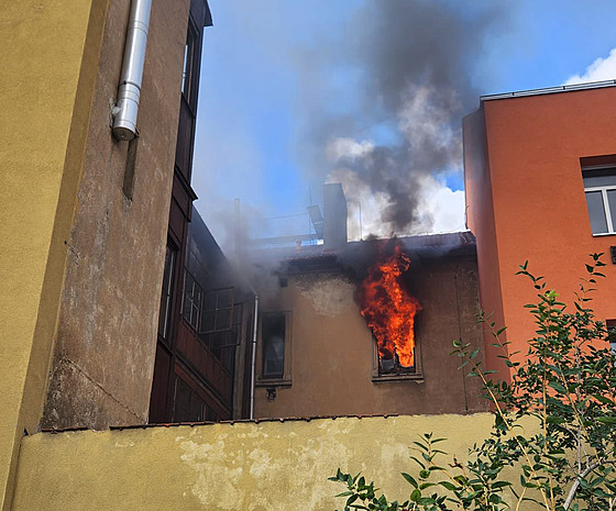 Kolem 12:30 vyjí�d�li pra��tí hasi�i do ulice Podlipného v Libni, kde ho�el...