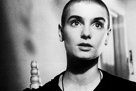 Sinéad O'Connorová v 90. letech. Irskou zp�va�ku proslavil hit Nothing Compares...