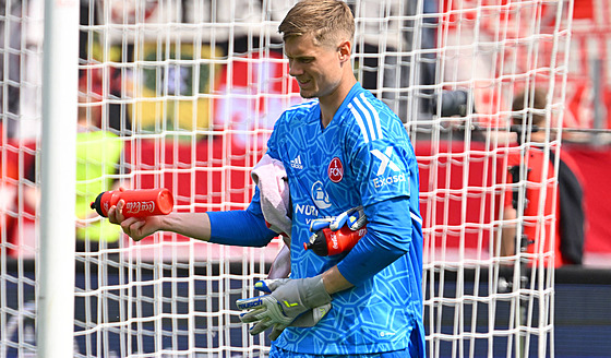 Dánský branká� Peter Vindahl Jensen v akci v dresu Norimberku b�hem jara 2023. ...