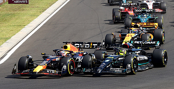 Max Verstappen a Lewis Hamilton vévodí startu Velké ceny Maarska.