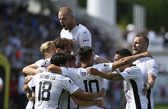 Hrá�i Slovácka se radují z gólu do sít� �eských Bud�jovic.
