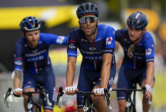 Francouz Thibault Pinot v cíli závrené etapy Tour de France.