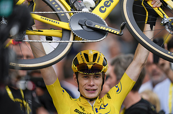 Jonas Vingegaard slaví celkové vítězství na Tour de France.