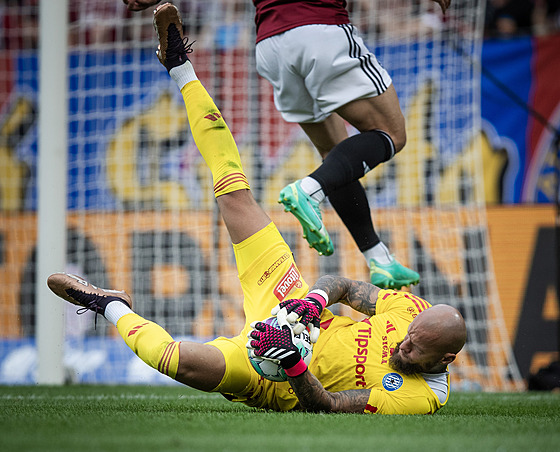 Zásah olomouckého branká�e Matú�e Macíka proti Spart�.