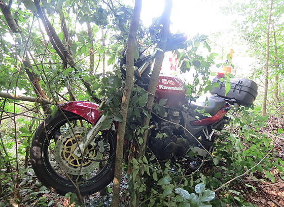 Nabouraná motorka po dopravní nehod na Hradecku v obci Lovice.