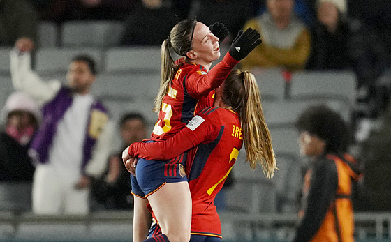 panlské fotbalistky Eva Navarrová (vlevo) a Irene Guerrerová slaví gól.