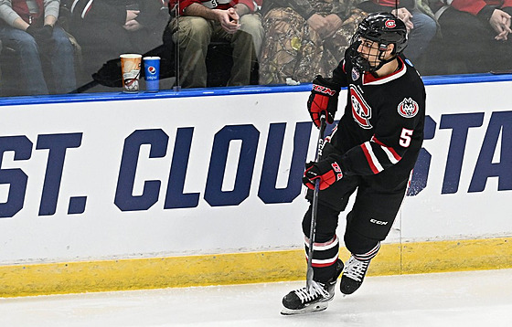 Ond�ej Trejbal v dresu univerzity St. Cloud State