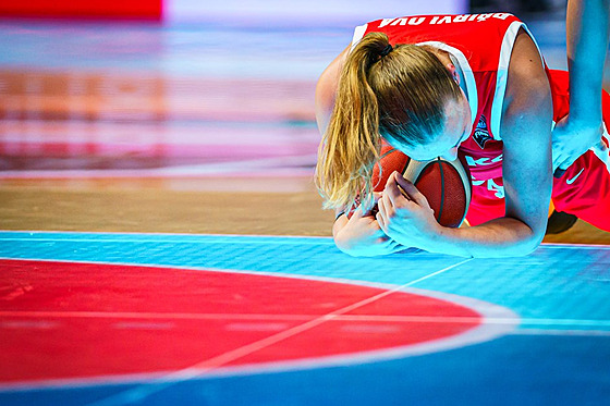eská juniorka Mariana Pibylová na sklenné palubovce v zápase s Japonskem