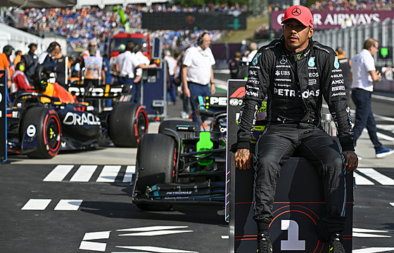 Lewis Hamilton z Mercedesu jako vítz kvalifikace na VC Maarska
