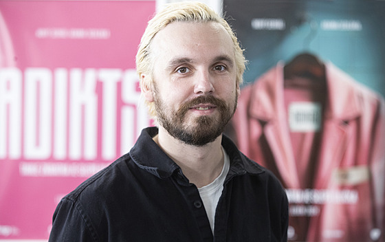 Filmový reisér Adam Sedlák ped plakátem k projektu Adikts (6. ervence 2023)
